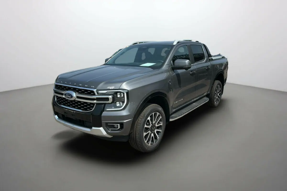Ford Ranger 3.0 V6 gris carbone en 3/4 avant droit, avec jantes alu 20 pouces et rideau coulissant sur la benne.
