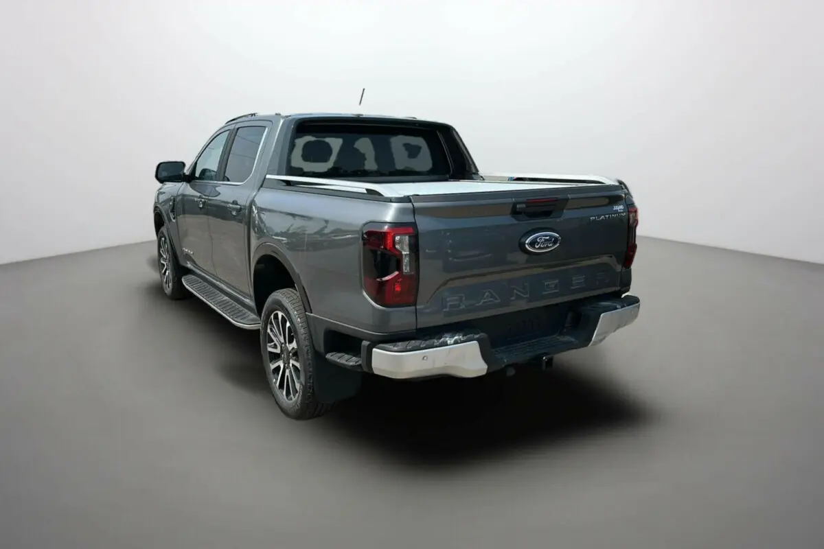 Ford Ranger 3.0 V6 gris carbone vu 3/4 arrière droit avec benne et jantes alu 20 pouces distinctives.