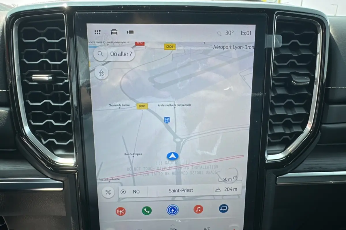 Vue rapprochée de l’écran tactile central du Ford Ranger 2026 affichant la navigation GPS avec cadre noir et aérateurs hexagonaux.