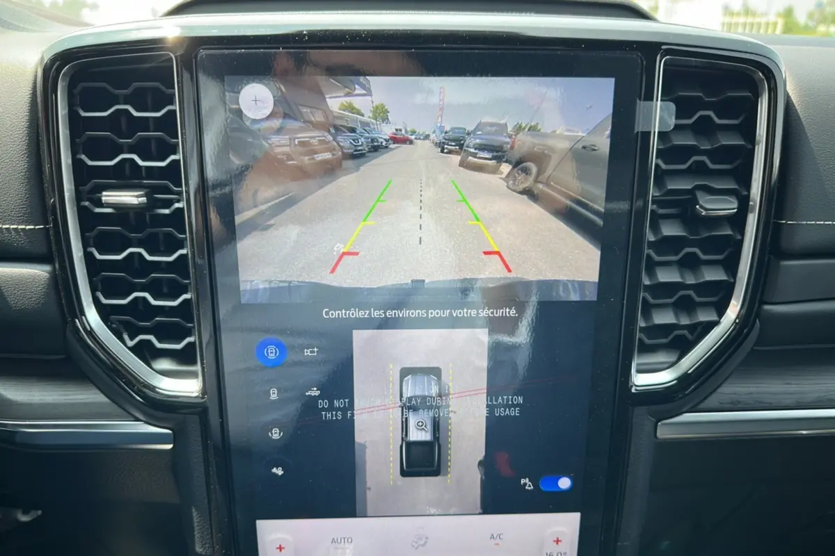 Écran central du Ford Ranger gris carbone montrant la caméra 360° avec vue arrière et guidage de recul.