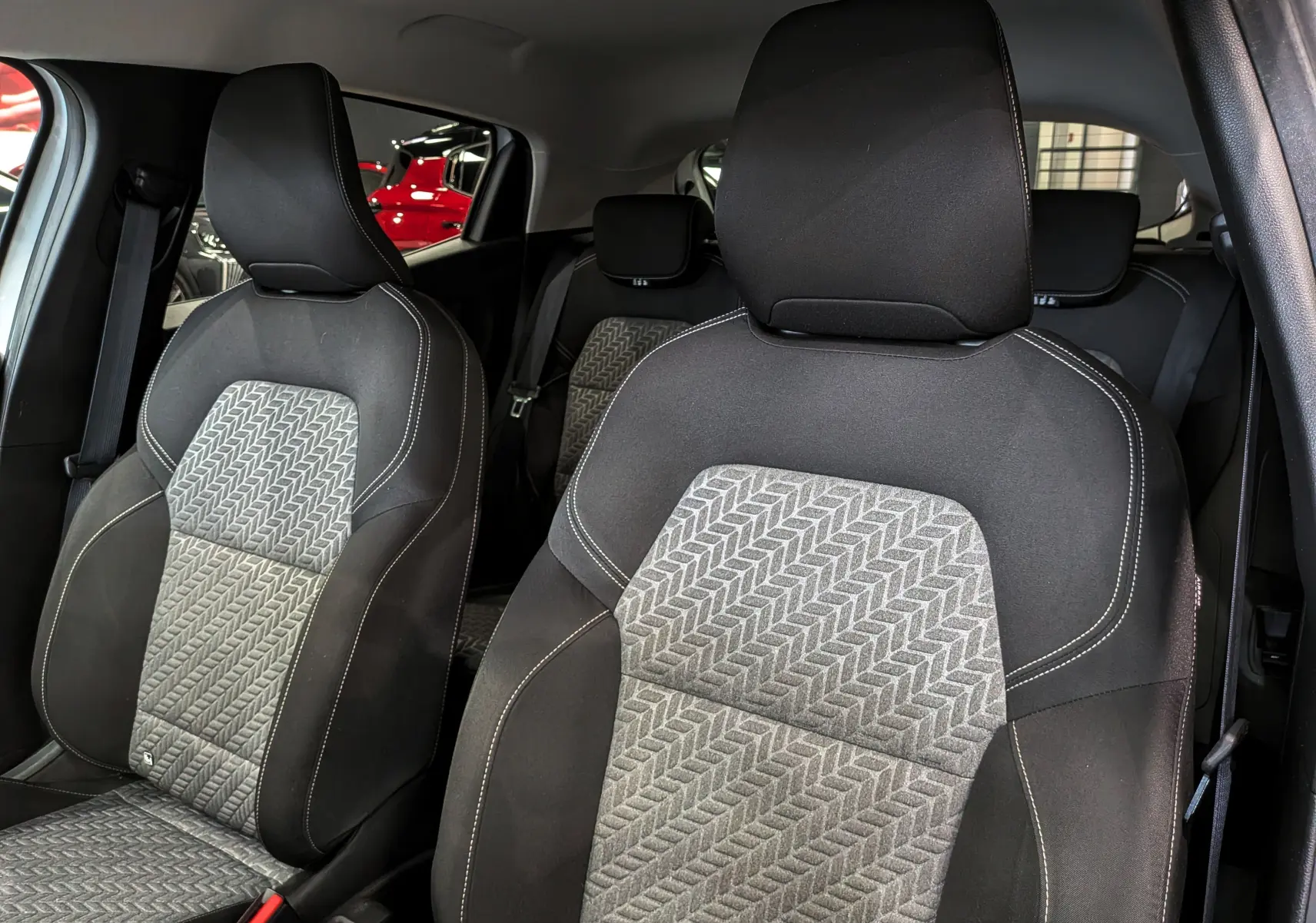 Vue intérieure des sièges avant en tissu gris et noir de la Renault Clio V TCe 100 CH EVOLUTION GPL 2022.
