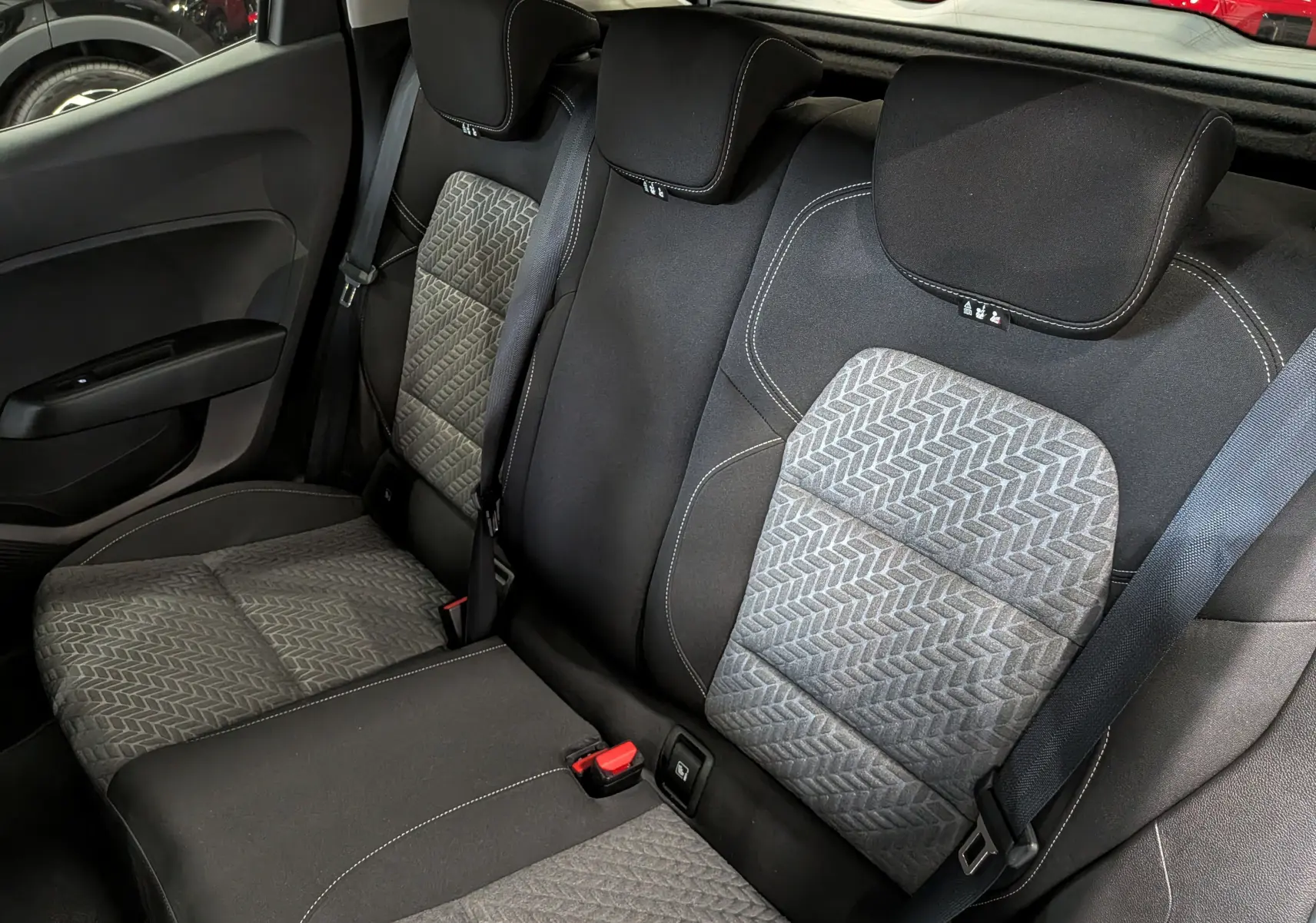 Vue intérieure sur les sièges arrière en tissu noir et gris à motifs géométriques de la Renault Clio V 2022.