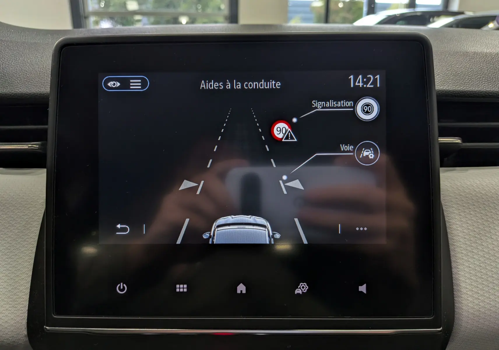 Écran tactile intérieur montrant l'aide à la conduite avec signalisation et détection de voie sur Renault Clio V blanc Glacier.
