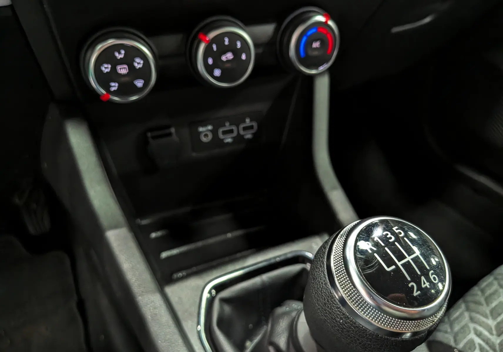 Gros plan sur la commande de la boîte manuelle et les réglages de climatisation du Renault Clio V TCe 100 CH Evolution GPL.