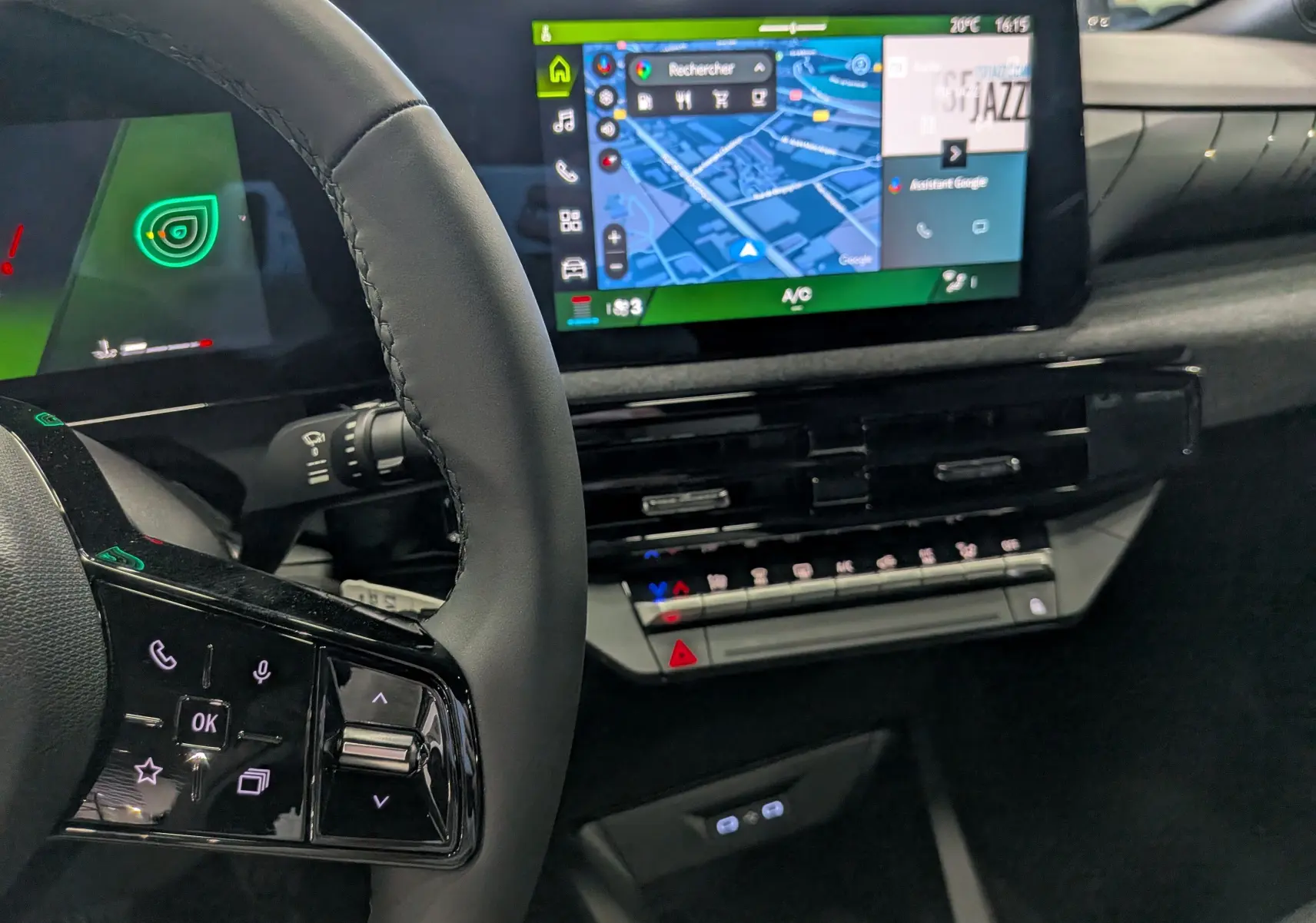 Vue intérieure de la Renault Clio VI 1.2 TCe 115 Evolution montrant le volant et l'écran tactile central avec navigation.