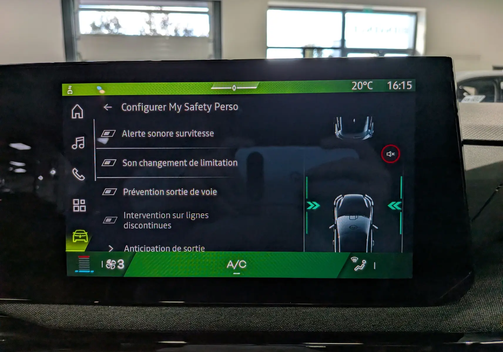 Écran central de la Renault Clio VI affichant les réglages de sécurité avec interface moderne et fond noir.