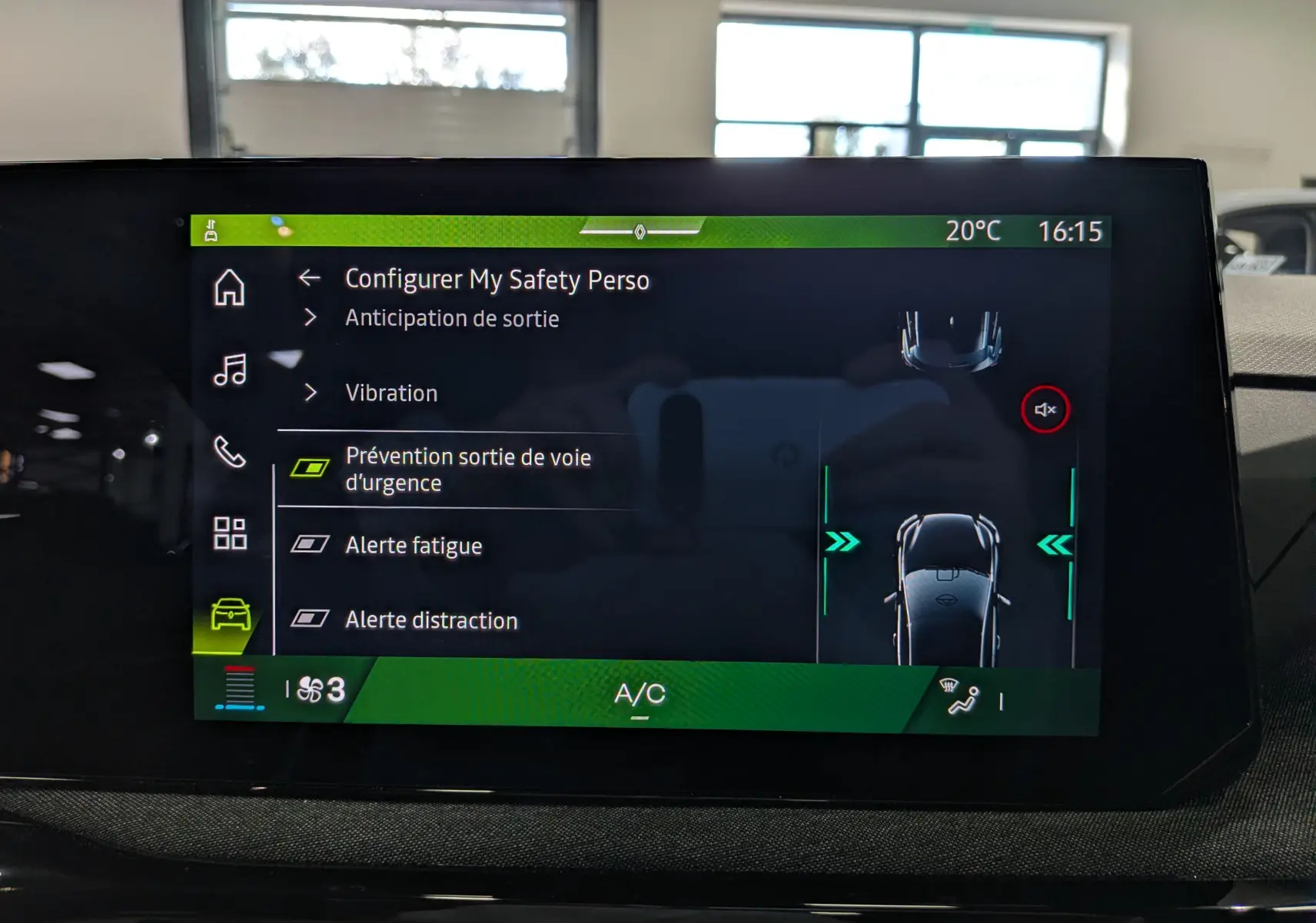 Écran tactile intérieur de la Renault Clio VI affichant les réglages de sécurité et d’alerte, ambiance moderne.