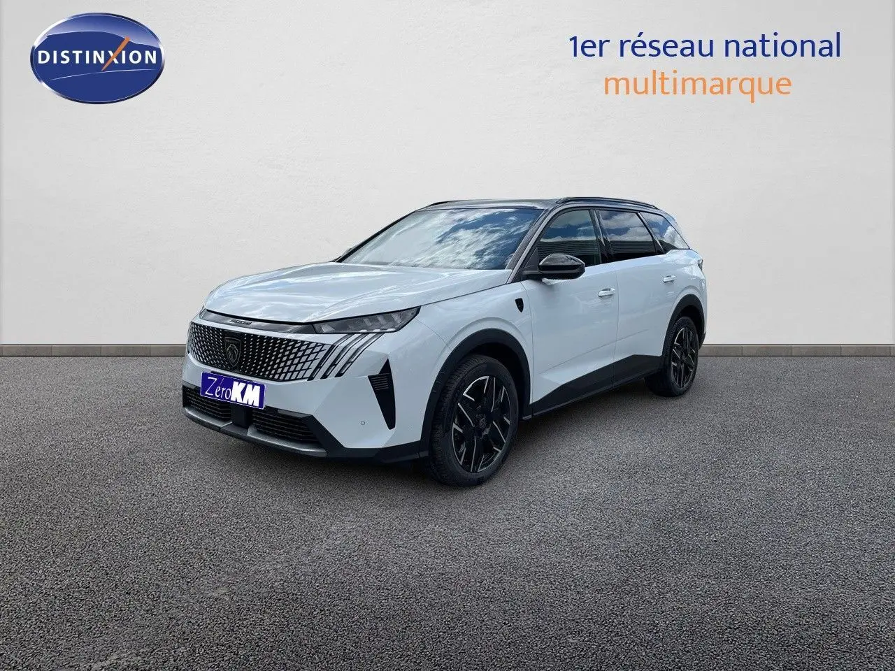 Peugeot 5008 Hybrid blanc Okenite avec toit noir, vue 3/4 avant droit sur fond neutre.