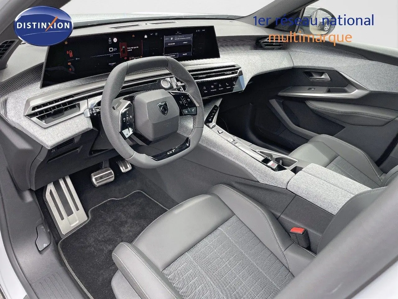 Intérieur moderne du Peugeot 5008 Hybrid 2025 vu côté conducteur, avec tableau de bord numérique et sellerie gris clair.