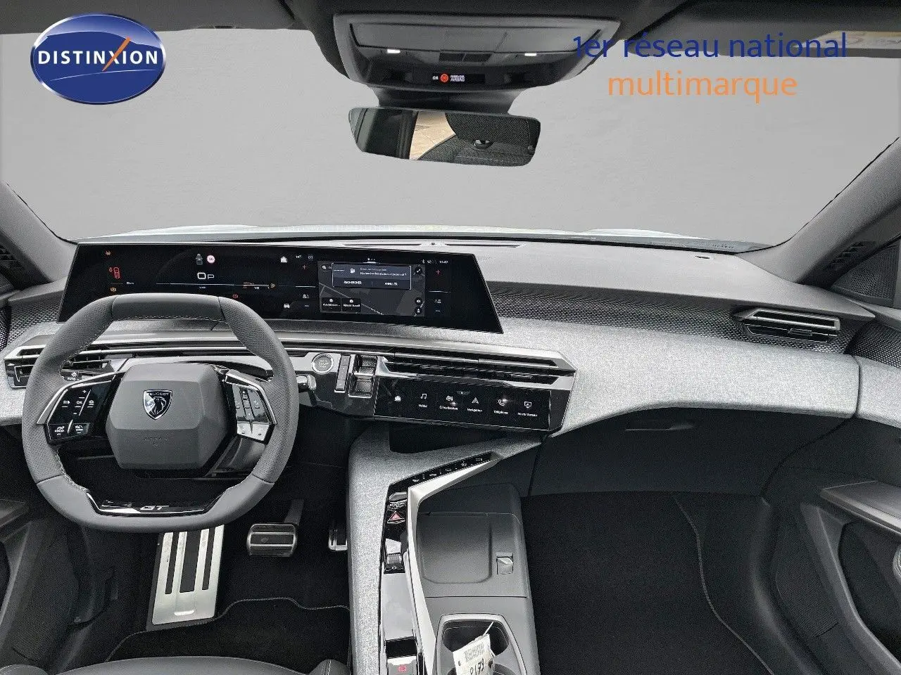 Intérieur moderne du Peugeot 5008 Hybrid 2025, vue frontale du tableau de bord et volant compact noir.