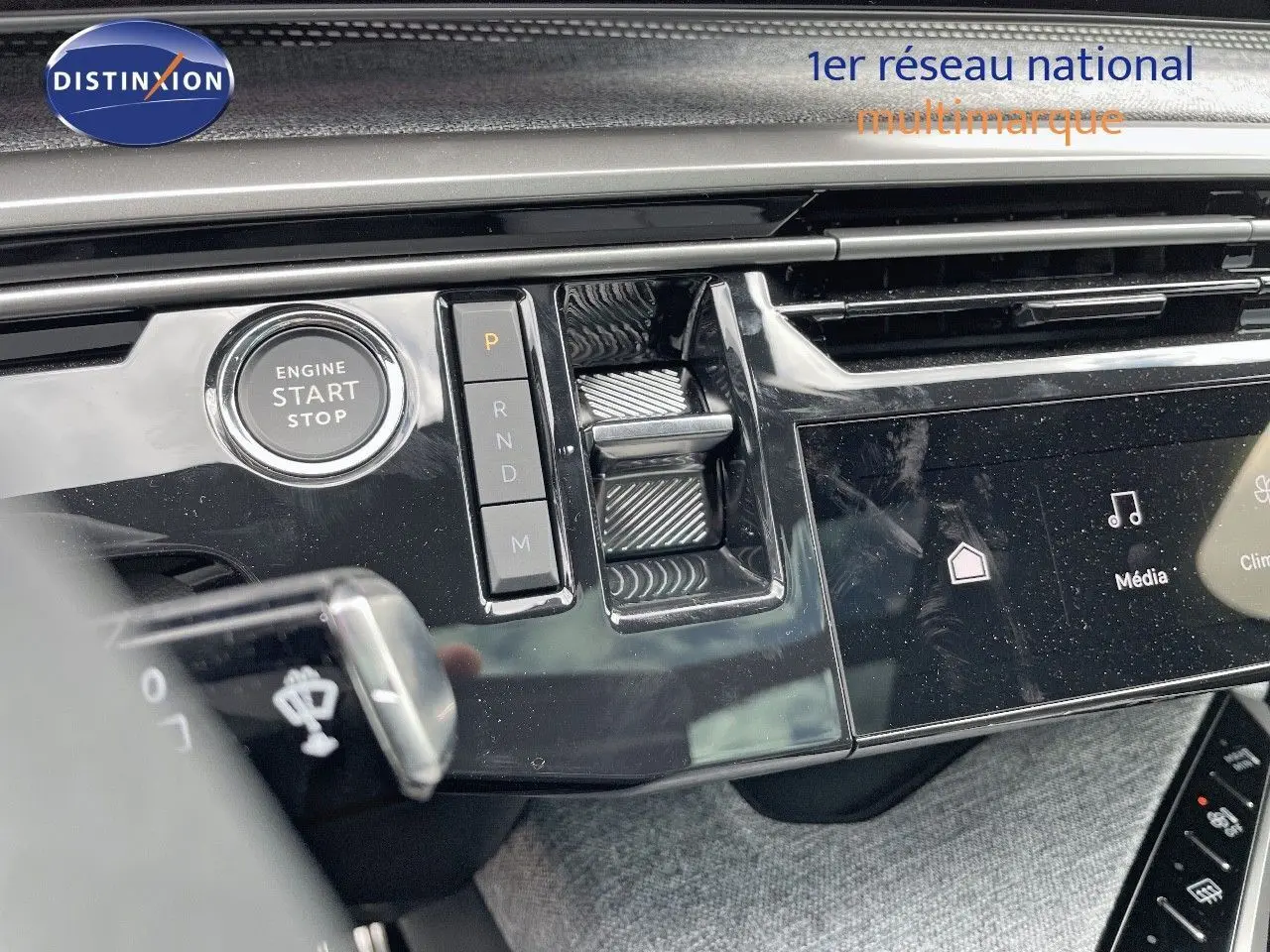 Détail du tableau de bord du Peugeot 5008 Hybrid 2025 avec bouton start/stop et commandes de boîte automatique.
