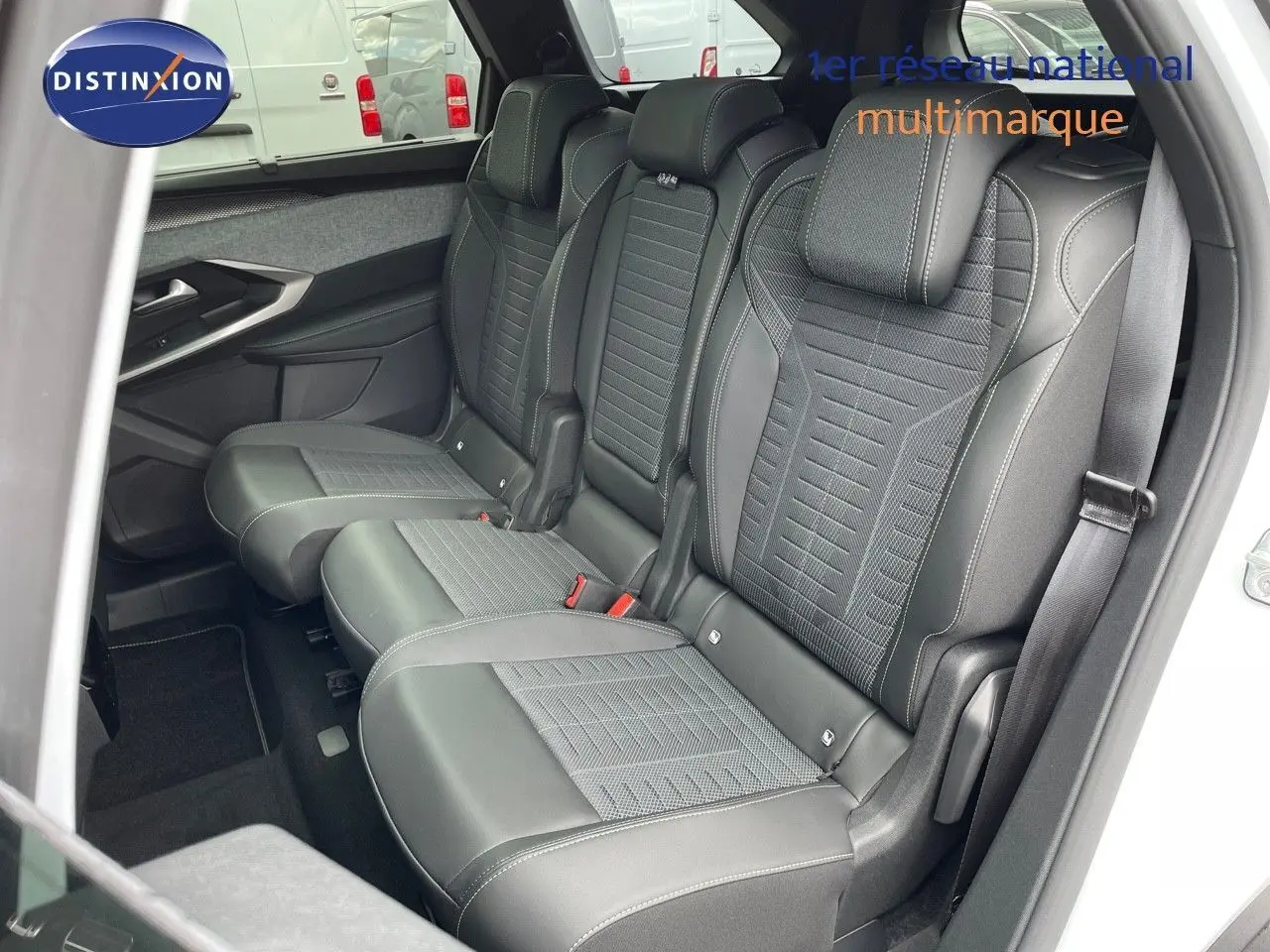 Vue intérieure côté droit des sièges arrière en cuir noir avec surpiqûres blanches d'un Peugeot 5008 blanc Okenite métal 2025.