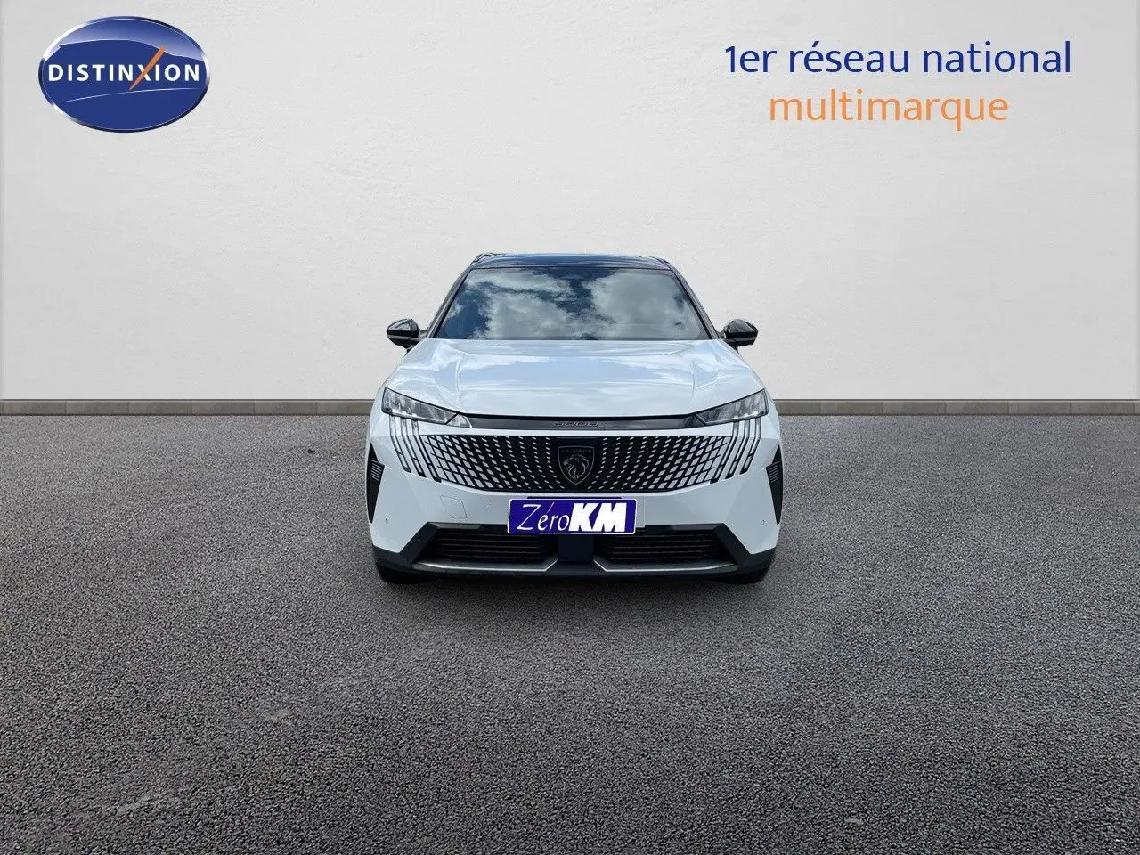 Vue frontale d'un Peugeot 5008 Hybrid blanc Okenite avec toit noir, mettant en valeur sa calandre distinctive.