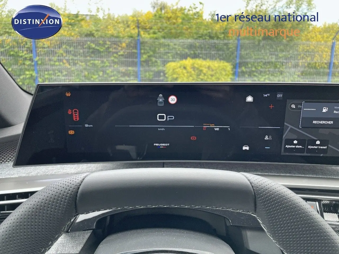 Vue rapprochée du tableau de bord numérique du Peugeot 5008 Hybrid 136ch GT, affichage moderne et épuré.