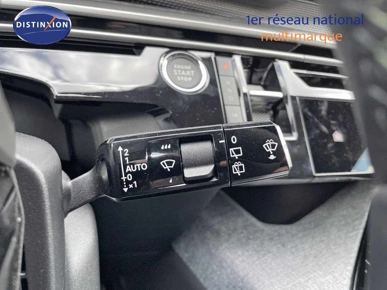 Gros plan sur la commande d'essuie-glace du Peugeot 5008 Hybrid 136ch GT, tableau de bord noir brillant en arrière-plan.