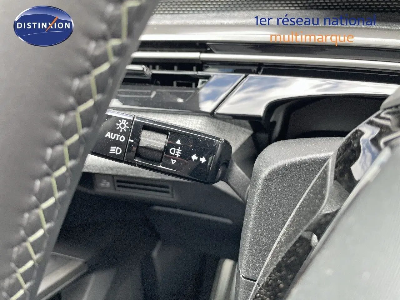 Gros plan sur la commande des feux et clignotants côté gauche du volant du Peugeot 5008 Hybrid 2025.
