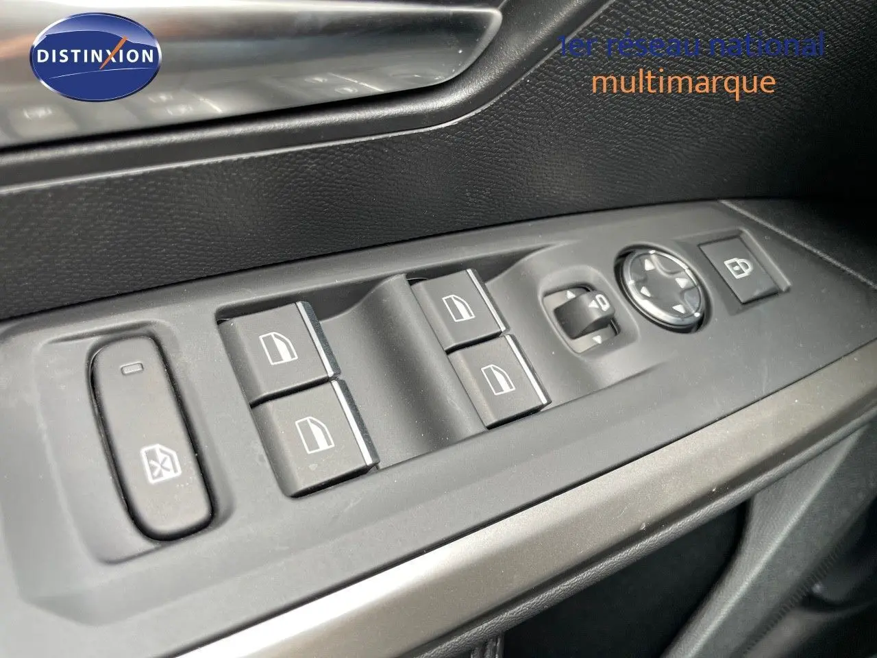 Gros plan sur les commandes des vitres et rétroviseurs du Peugeot 5008 Hybrid 2025, intérieur noir.
