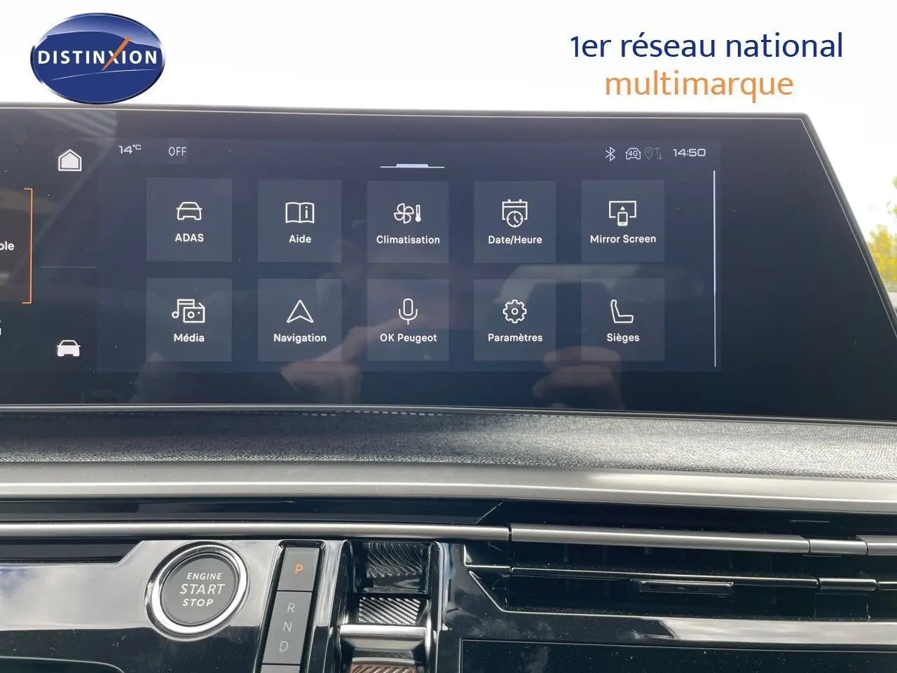 Vue intérieure du tableau de bord du Peugeot 5008 Hybrid blanc, avec écran tactile central et bouton start/stop visible.