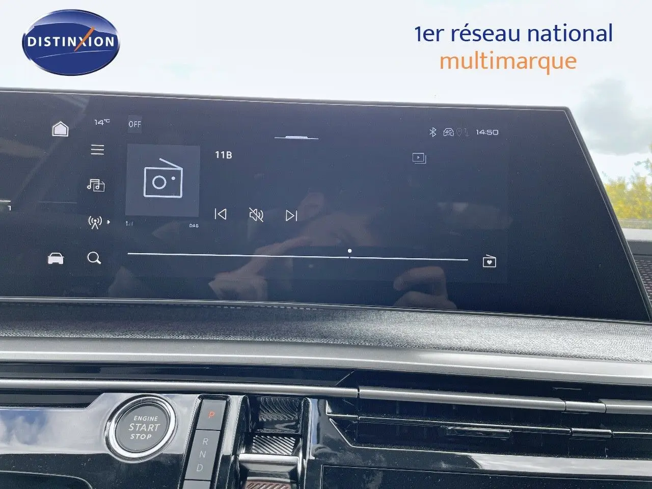 Tableau de bord du Peugeot 5008 Hybrid 136ch GT 2025 avec écran tactile et bouton start/stop visible.