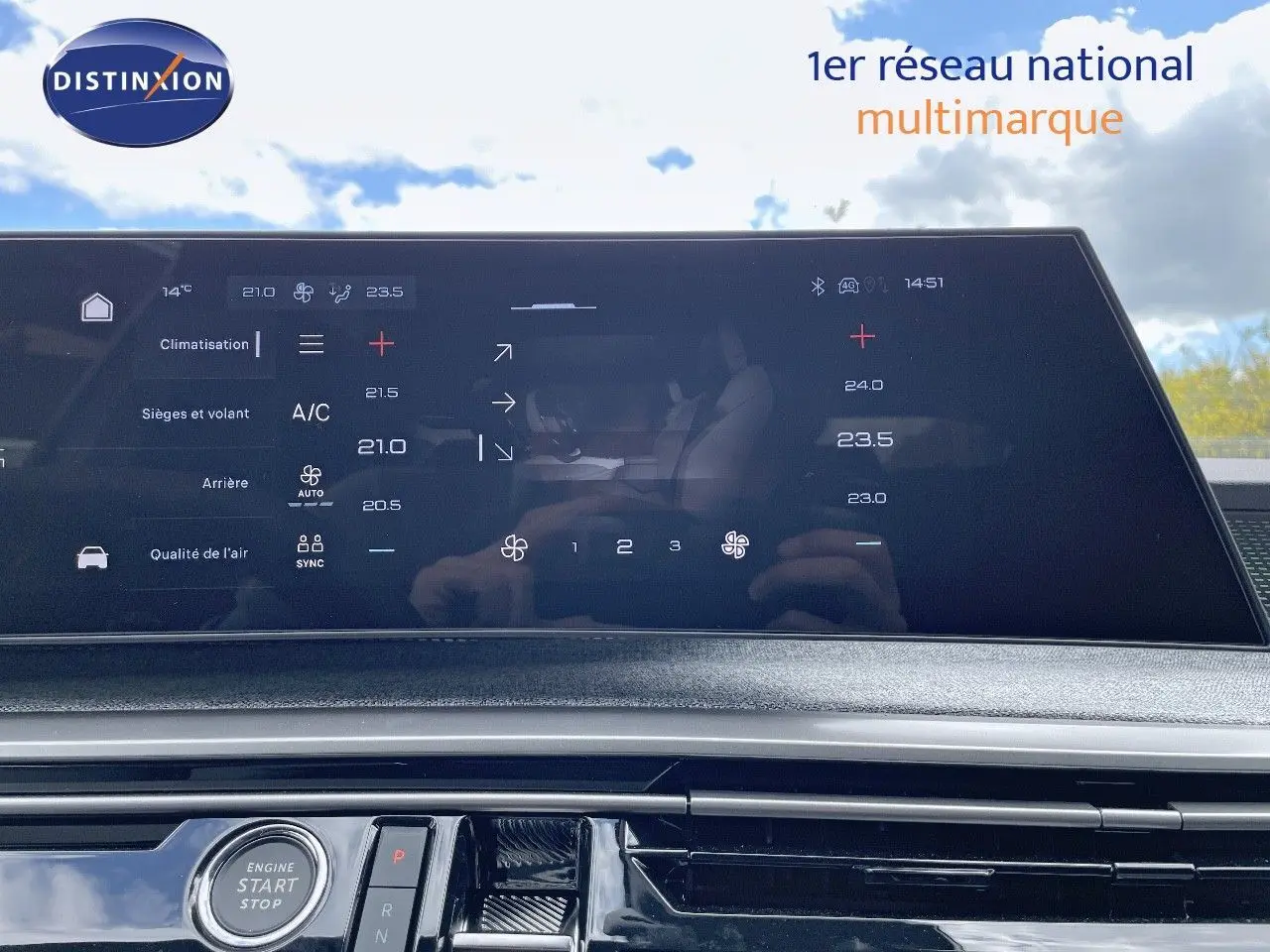 Écran tactile central affichant la climatisation du Peugeot 5008 Hybrid blanc Okenite, vue intérieure avant.