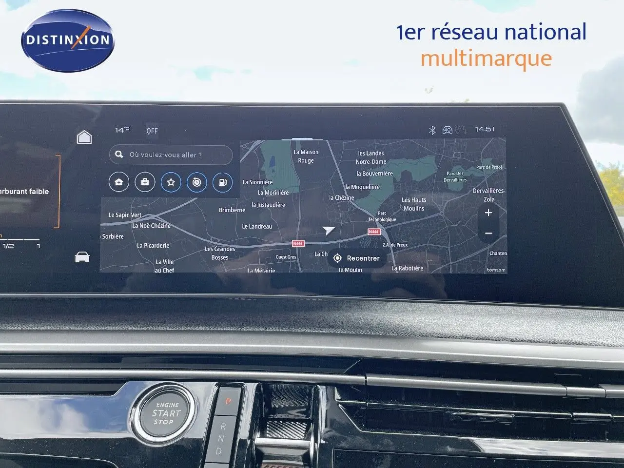 Tableau de bord du Peugeot 5008 Hybrid 2025 avec écran tactile affichant la navigation et bouton start/stop.