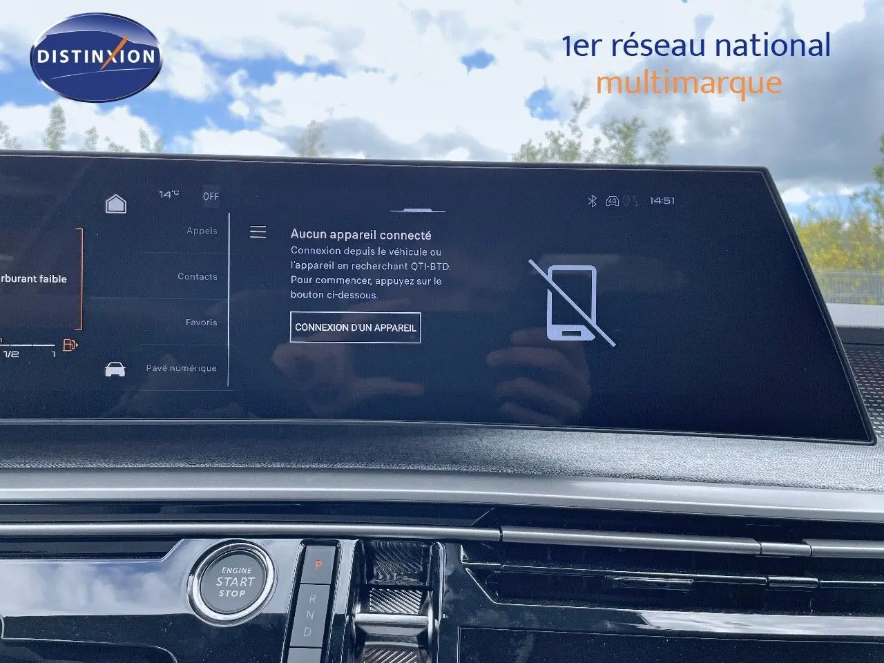 Tableau de bord et écran tactile du Peugeot 5008 Hybrid 2025, finition GT, avec démarrage sans clé visible.