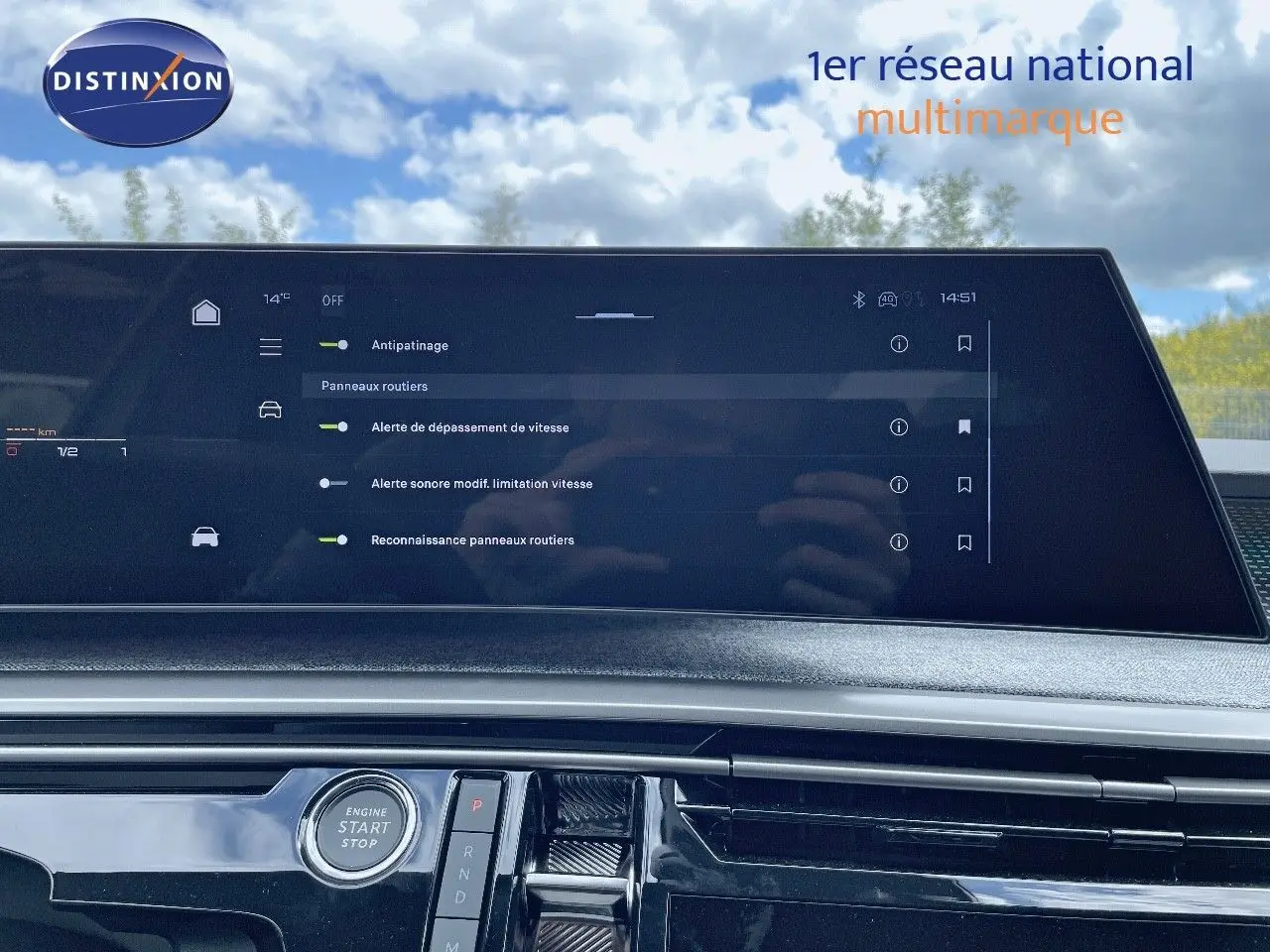 Tableau de bord du Peugeot 5008 Hybrid 136ch GT 2025 avec écran tactile affichant les réglages d'assistance à la conduite.