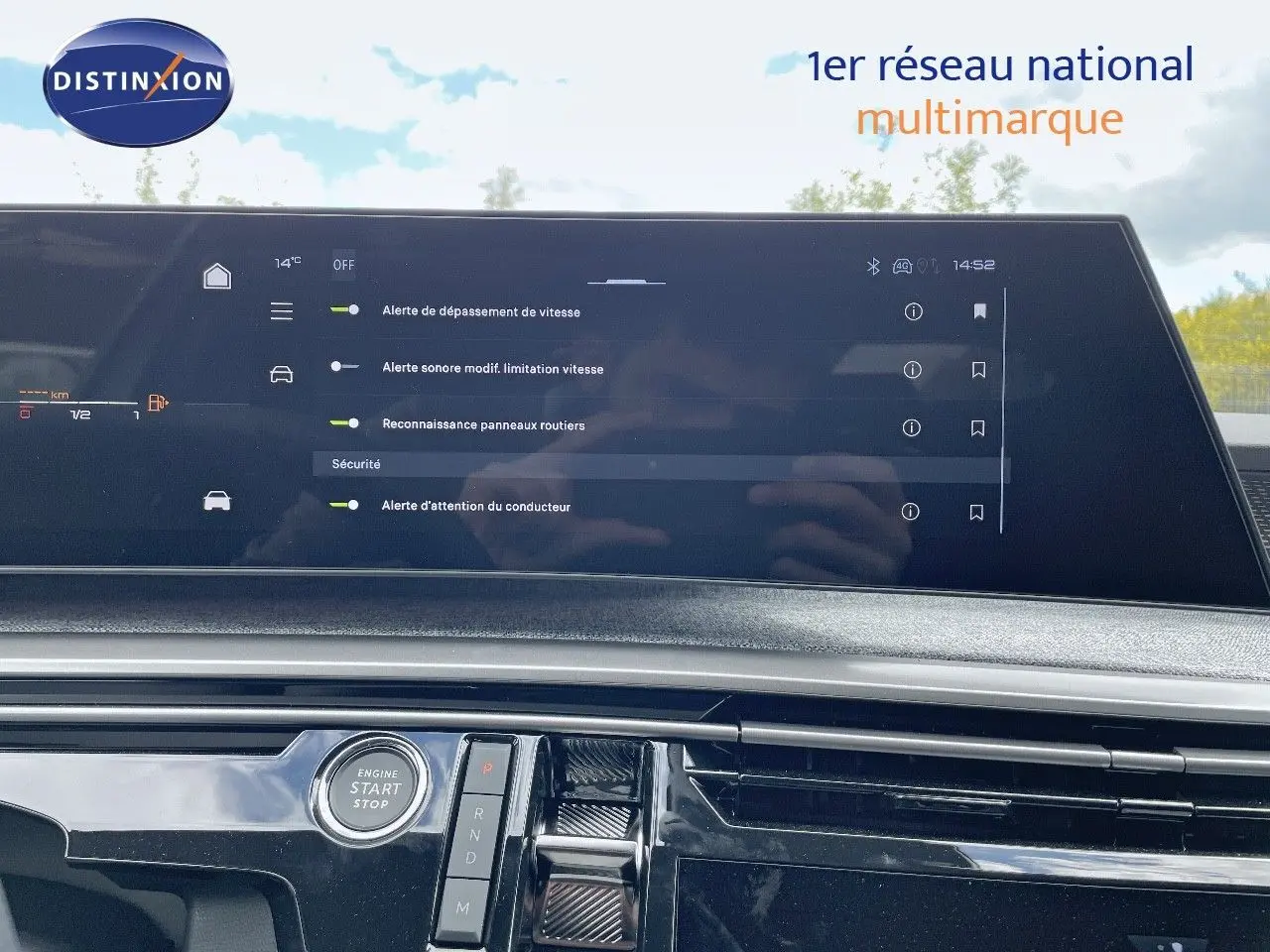 Intérieur du Peugeot 5008 Hybrid 136ch GT 2025, tableau de bord avec écran tactile et bouton start/stop visible.