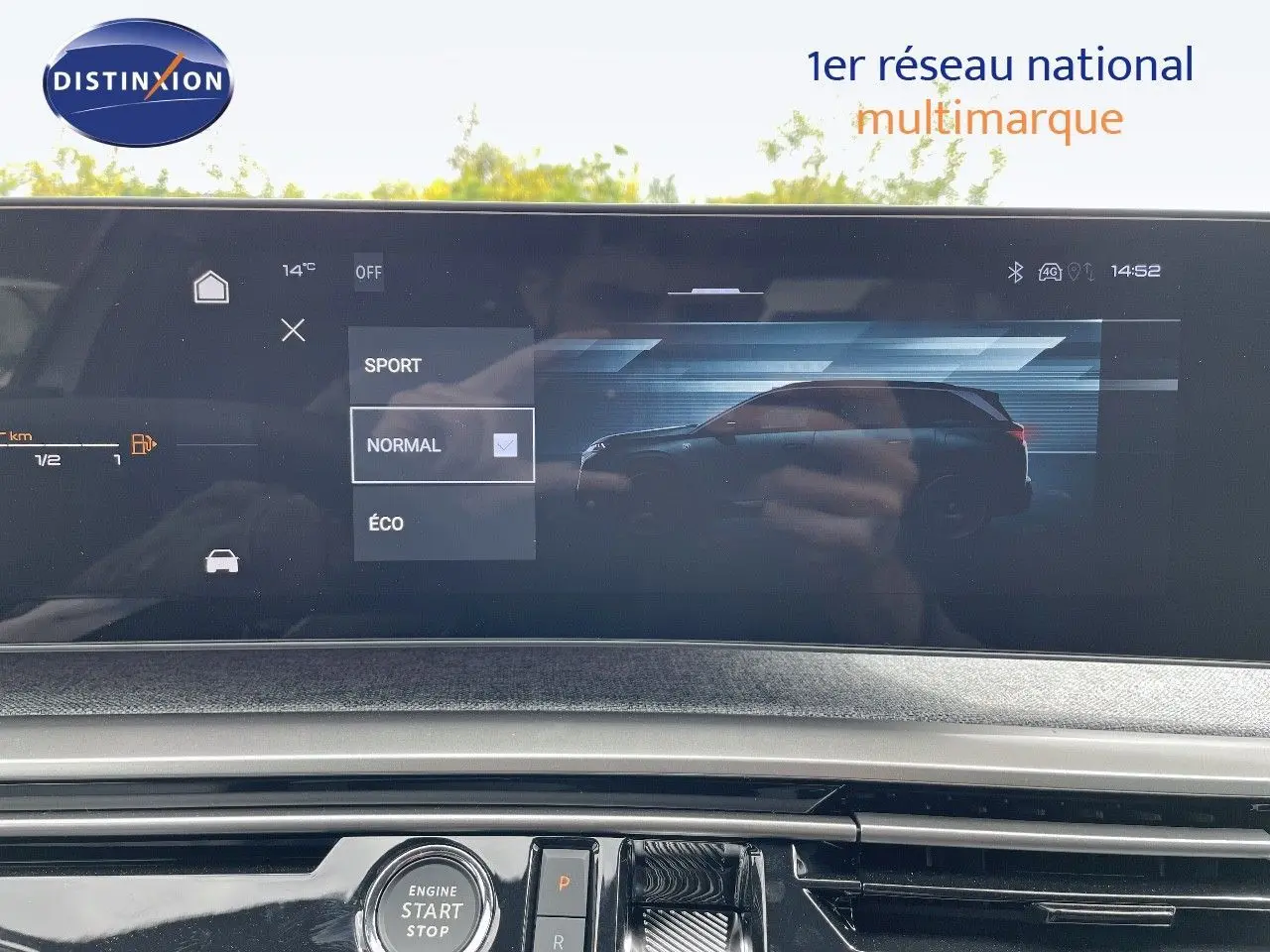 Écran tactile intérieur du Peugeot 5008 Hybrid 136ch GT montrant le mode de conduite normal avec silhouette du SUV en profil.