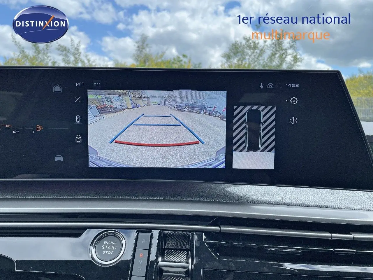 Écran multimédia affichant la caméra de recul du Peugeot 5008 Hybrid blanc Okenite avec toit noir, vue intérieure avant.
