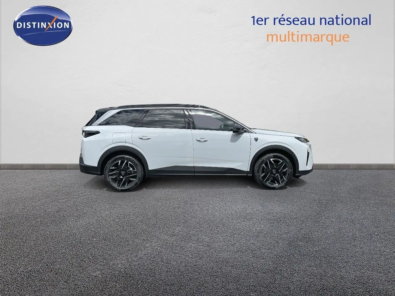 Profil latéral droit du Peugeot 5008 HYBRID 136CH GT blanc Okenite avec toit noir et jantes noires distinctives.