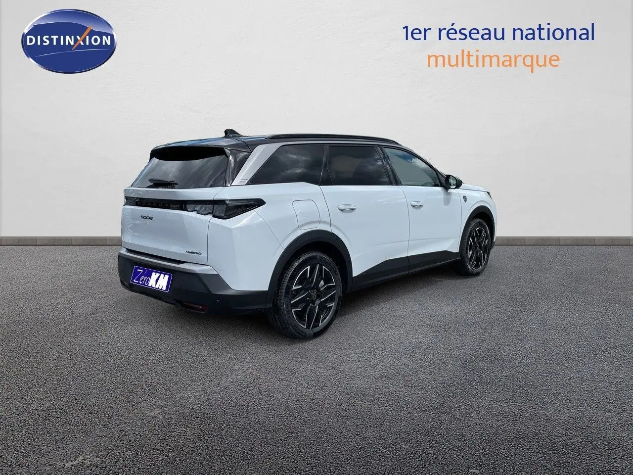 Peugeot 5008 Hybrid blanc Okenite métal avec toit noir, vue 3/4 arrière côté droit sur fond neutre.