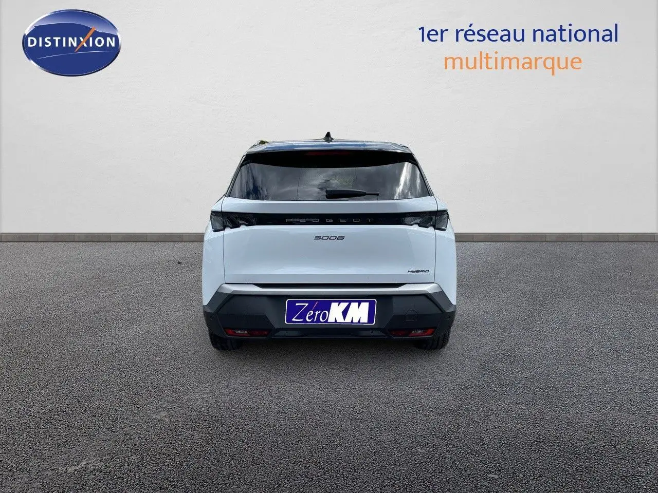 Vue arrière d'un Peugeot 5008 Hybrid blanc Okenite métal avec toit noir, modèle 2025, sur sol gris.