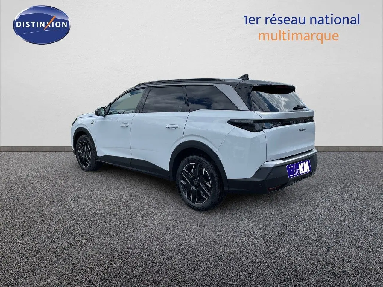 Peugeot 5008 hybride blanc Okenite avec toit noir, vue 3/4 arrière côté gauche sur fond neutre.