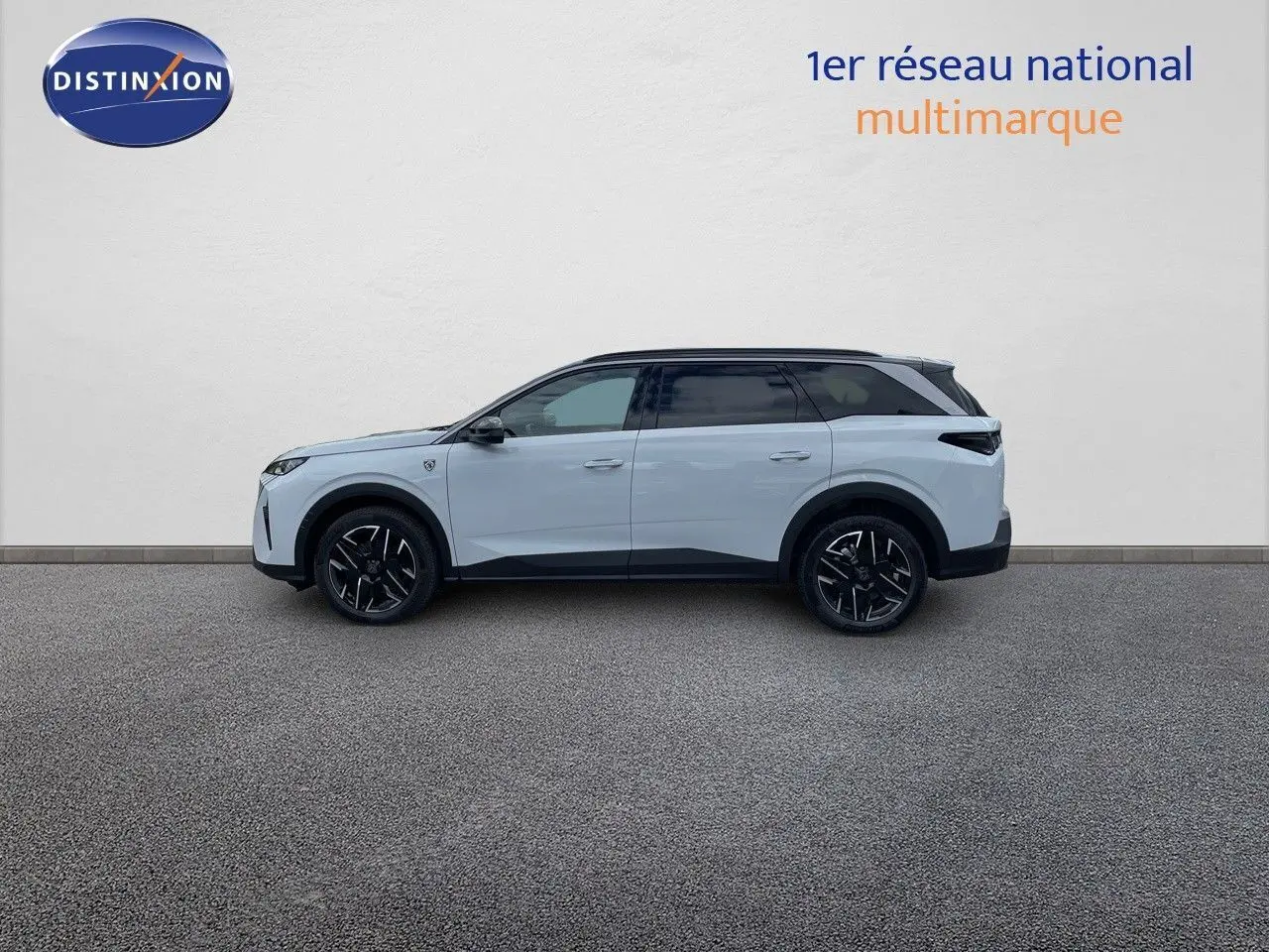 Profil latéral gauche du Peugeot 5008 Hybrid 136ch GT blanc Okenite métal avec toit noir, roues alliage noires.