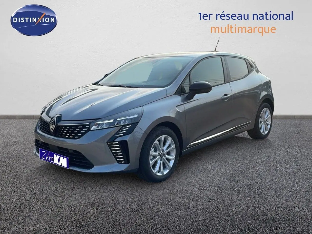 Renault Clio 2025 gris schiste métal en 3/4 avant droit, avec feux LED et jantes alliage visibles.