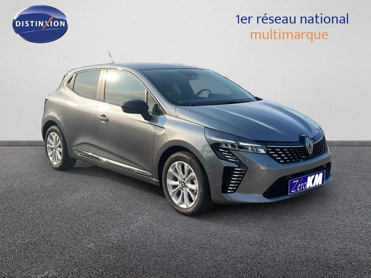 Renault Clio gris schiste métal vue 3/4 avant droit, avec feux LED et calandre moderne sur fond neutre.