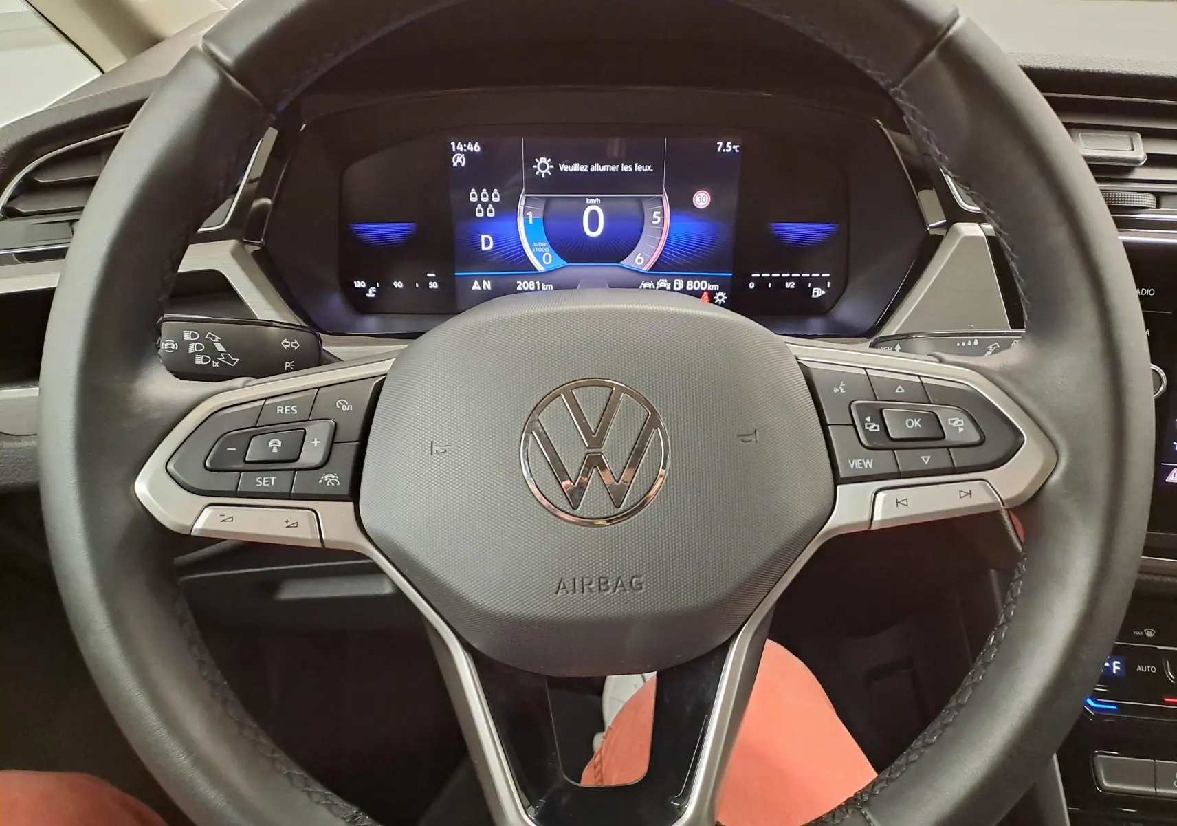 Vue intérieure centrée sur le volant multifonction de la Volkswagen Touran 2025 avec tableau de bord numérique.