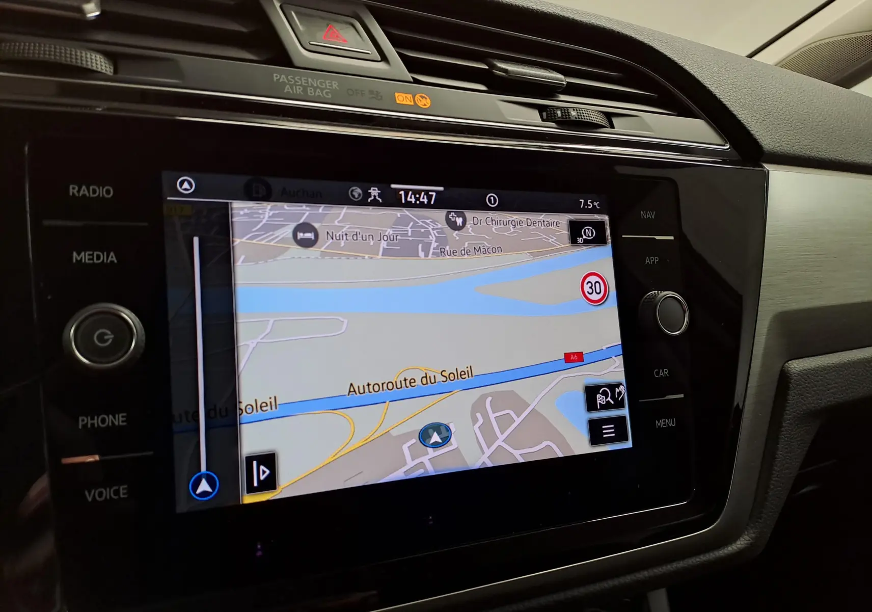 Gros plan sur l'écran tactile central du Volkswagen Touran 2025 affichant la navigation avec interface moderne et finition intérieure noire.