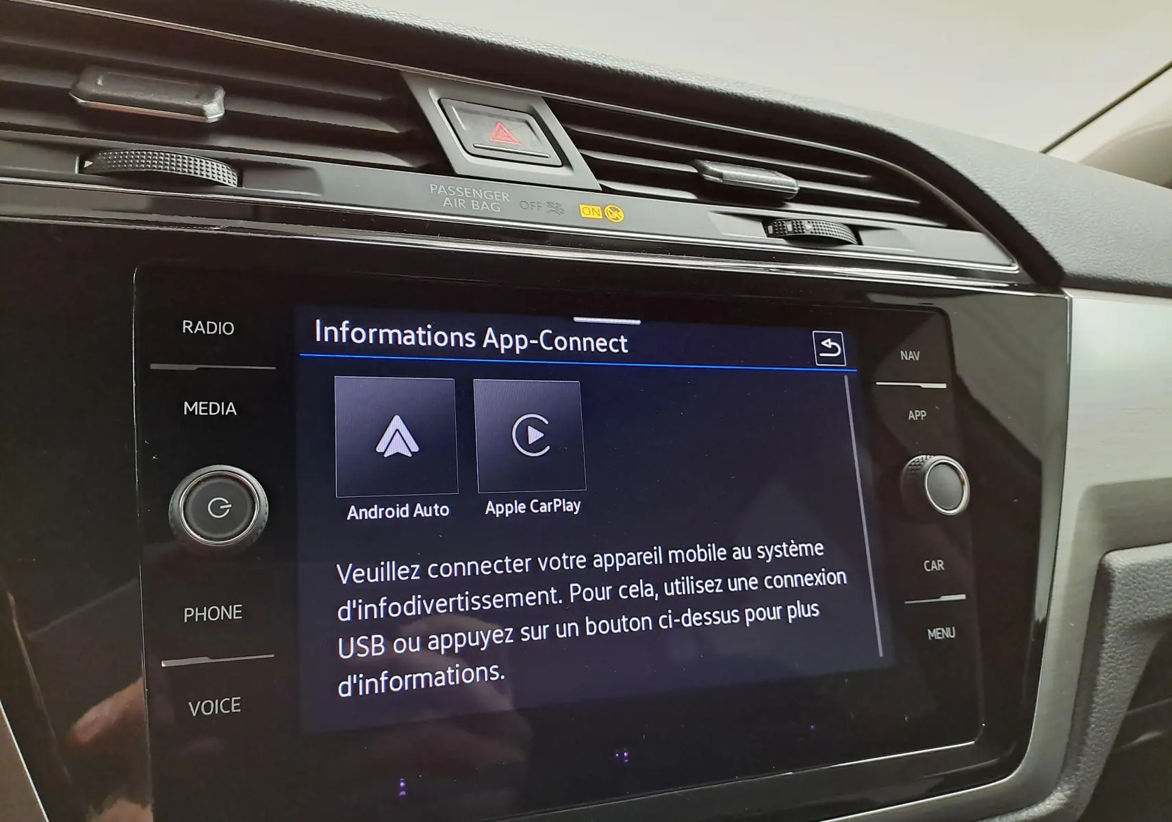 Écran tactile central du Volkswagen Touran 2025 affichant les options Android Auto et Apple CarPlay, intérieur sobre.