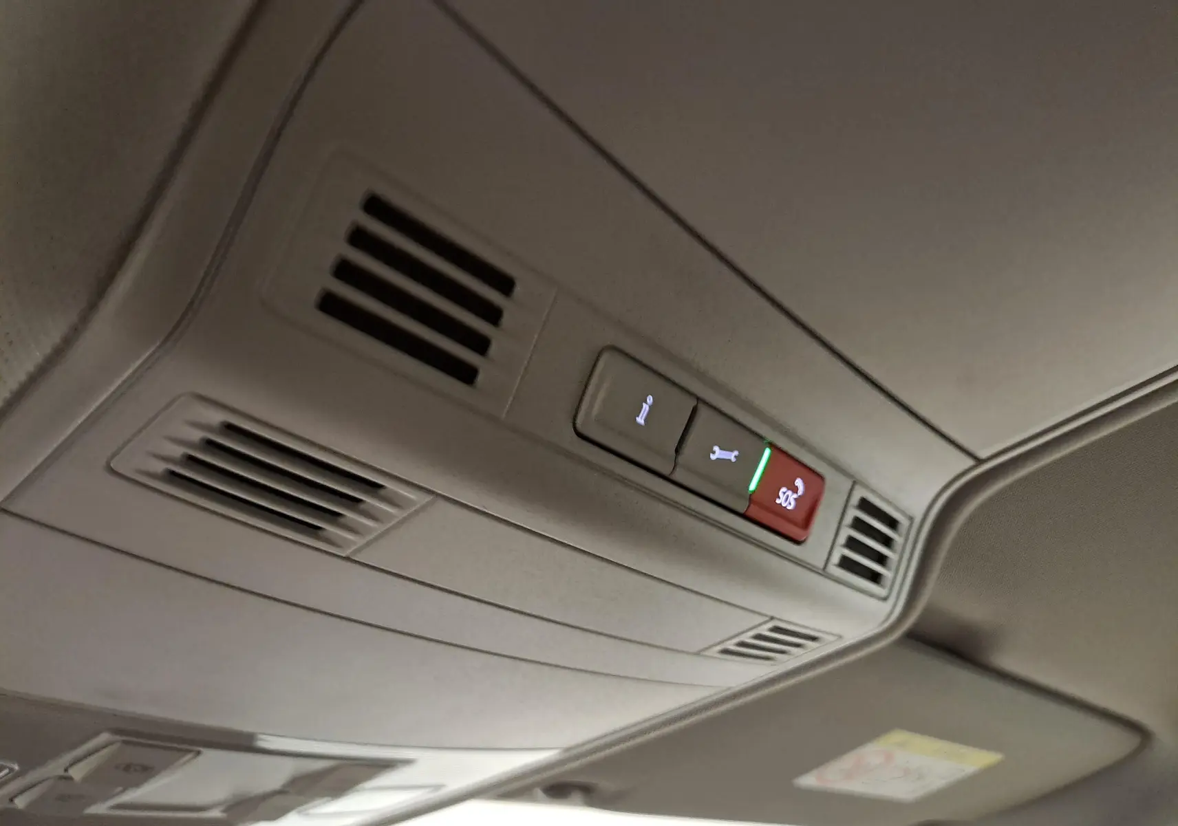 Vue en gros plan du plafonnier avec boutons SOS et assistance du Volkswagen Touran 2025 couleur Argent Dolomite.