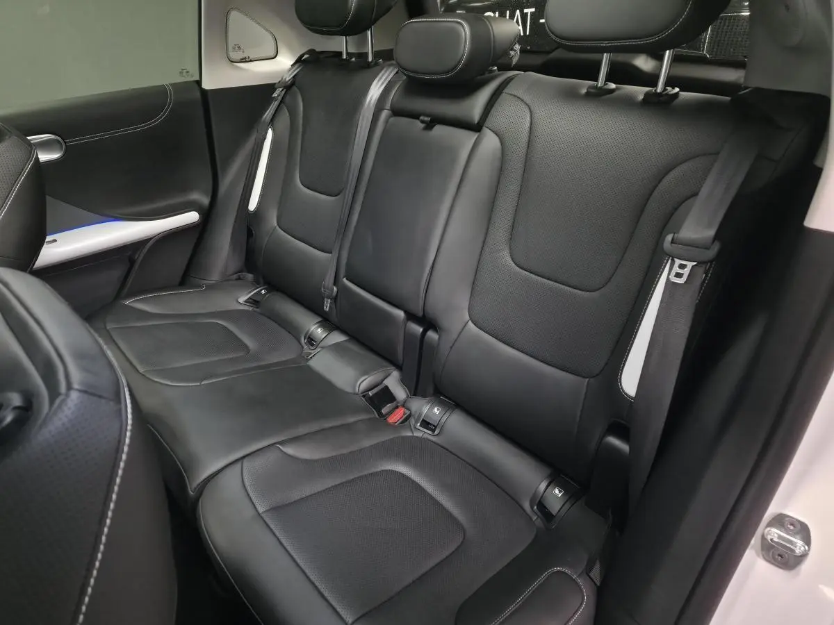 Vue intérieure côté arrière droit de la banquette cuir noire du Smart #1 Electric Premium 2024 blanche.