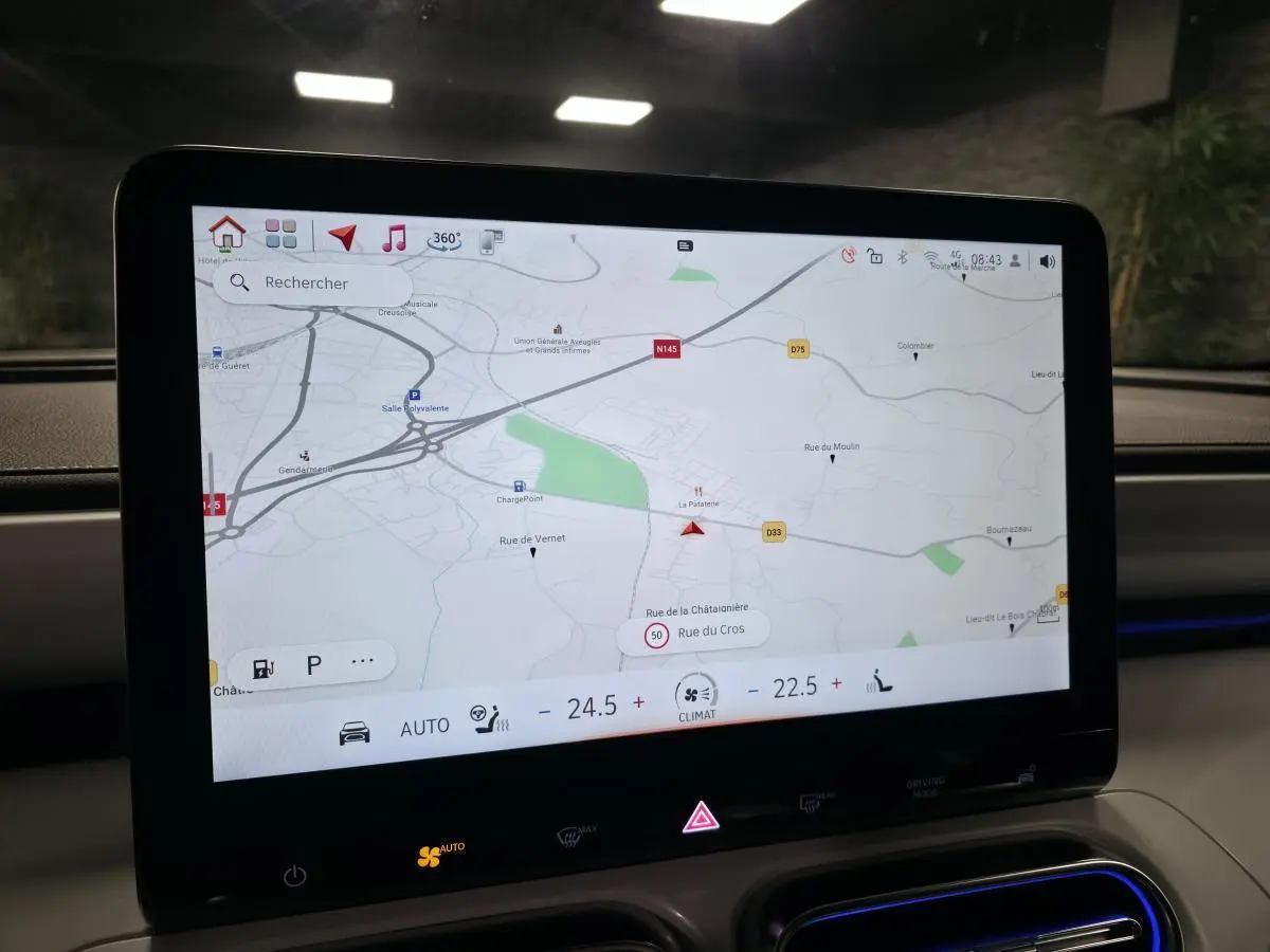 Écran tactile central affichant la navigation GPS dans l’habitacle d’une Smart Electric blanche 2024.