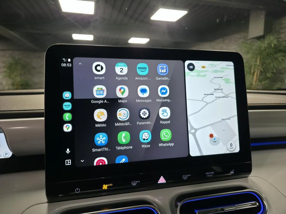 Écran tactile central de la Smart Electric Premium 2024, affichant navigation et applications, intérieur blanc avec éclairage bleu.