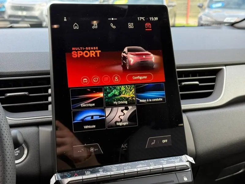 Écran tactile central du Renault Captur 2025 affichant le mode Sport en rouge, avec commandes climatisation visibles.