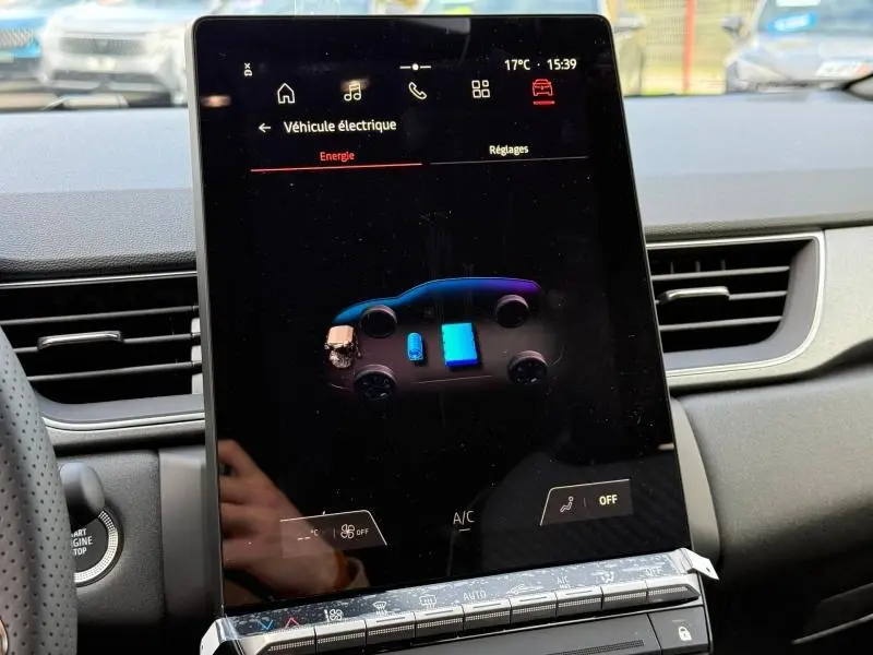Vue rapprochée de l’écran tactile intérieur du Renault Captur 2025 affichant le schéma énergétique du véhicule hybride.