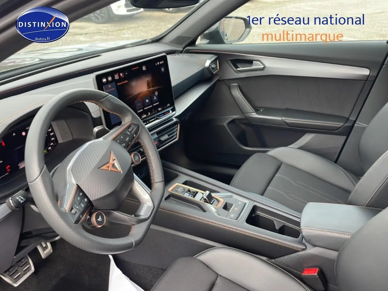Intérieur avant droit de la CUPRA Formentor 2.0 TDI 150 DSG7 avec volant cuir sport et écran tactile central.