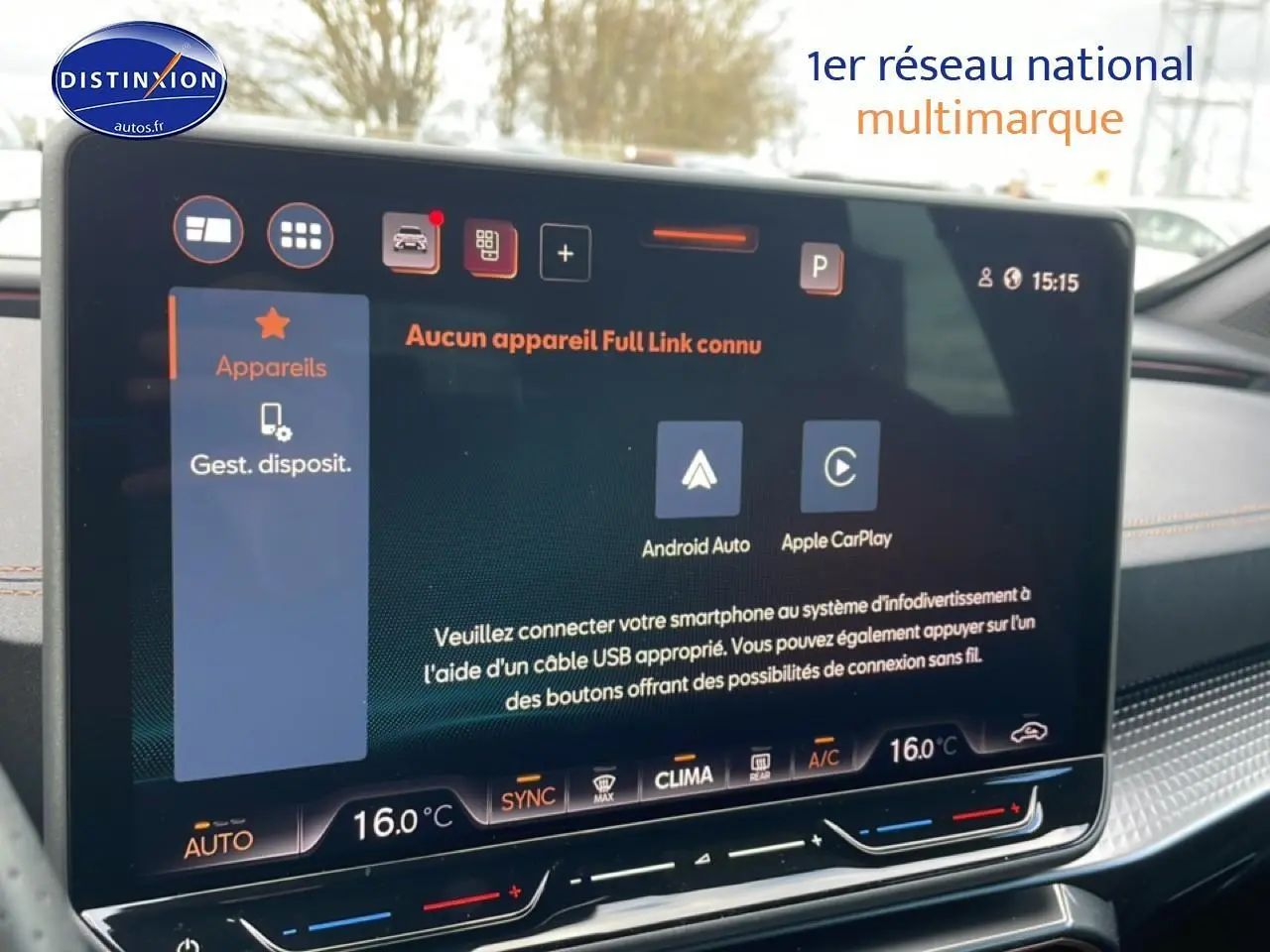 Écran tactile central du tableau de bord du CUPRA Formentor 2.0 TDI 150 gris magnétique, affichant les options de connectivité smartphone.
