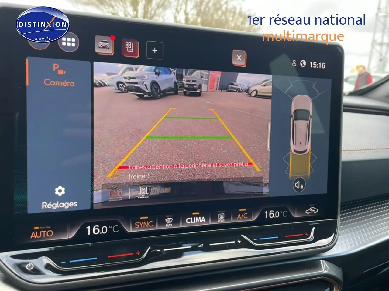Écran tactile intérieur affichant la caméra de recul du CUPRA Formentor gris magnétique, vue arrière avec aides au stationnement.