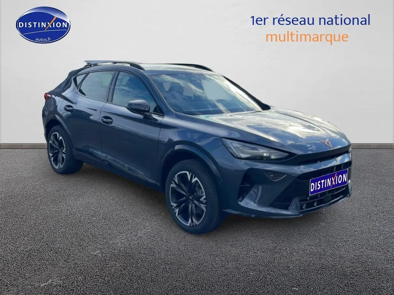Vue 3/4 avant droit du CUPRA Formentor gris magnétique avec jantes 18 pouces et barres de toit visibles.